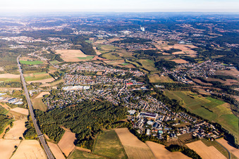 Ortsansicht der Straßen und Häuser der Wohngebiete im Ortsteil Limbach in Kirkel im Bundesland Saarland, Deutschland