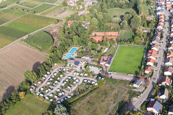 Schrägluftbild von Freibad und Campingplatz im Klingbachtal im Ortsteil Klingen in Heuchelheim-Klingen im Bundesland Rheinland-Pfalz, Deutschland