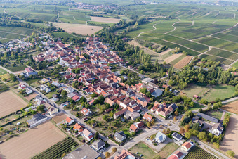 Am Pfarrgarten im Ortsteil Heuchelheim in Heuchelheim-Klingen im Bundesland Rheinland-Pfalz, Deutschland aus der Luft