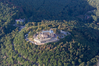 Luftbild von Oberhambach, Hambacher Schloss im Ortsteil Diedesfeld in Neustadt an der Weinstraße im Bundesland Rheinland-Pfalz, Deutschland