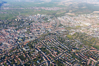 Drohnenbild von Neustadt an der Weinstraße im Bundesland Rheinland-Pfalz, Deutschland