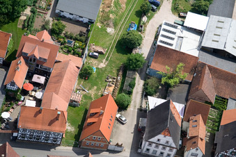 Hauptstraße von Norden in Winden im Bundesland Rheinland-Pfalz, Deutschland vom Flugzeug aus