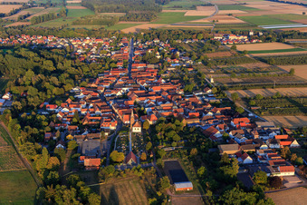 Kirche und Hauptstraße aus Westen in Winden im Bundesland Rheinland-Pfalz, Deutschland