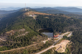 Luftbild von Bergrettungsstation Hornisgrinde (höchster Gibfel des N-Schwarzwalds) und Bergrettungsstation Hornisgrinde - Karl-Speck Hütte, Hornisgrindeturm, Bismarckturm, Sendemast und Grinde Hütte über dem Mummelsee an der Schwarzwaldhochstraße B500 in Seebach im Ortsteil Obersasbach in Sasbach im Bundesland Baden-Württemberg, Deutschland
