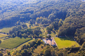 Schrägluftbild von Sportplatz des SV 1946 Dörrenbach Fußballverein und Wohnmobil-Stellplatz Dörrenbach im Bundesland Rheinland-Pfalz, Deutschland