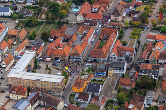Luftaufnahme von Demo "Frauenbündnis Kandel" vs. "AntiFa/Wir sind Kandel/Omas gegen rechts" im Bundesland Rheinland-Pfalz, Deutschland