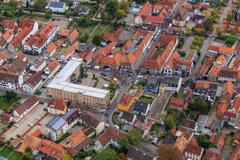 Schrägluftbild von Demo "Frauenbündnis Kandel" vs. "AntiFa/Wir sind Kandel/Omas gegen rechts" im Bundesland Rheinland-Pfalz, Deutschland