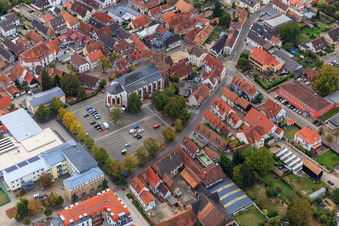Luftbild von St. Georgskirche - Prot. Kirchengemeinde Kandel am Marktplatz im Bundesland Rheinland-Pfalz, Deutschland
