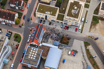 Demo "Frauenbündnis Kandel" vs. "AntiFa/Wir sind Kandel/Omas gegen rechts" im Bundesland Rheinland-Pfalz, Deutschland vom Flugzeug aus