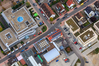 Demo "Frauenbündnis Kandel" vs. "AntiFa/Wir sind Kandel/Omas gegen rechts" im Bundesland Rheinland-Pfalz, Deutschland aus der Drohnenperspektive