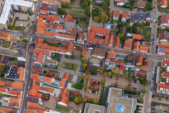 Demo "Frauenbündnis Kandel" vs. "AntiFa/Wir sind Kandel/Omas gegen rechts" im Bundesland Rheinland-Pfalz, Deutschland von der Drohne aus gesehen