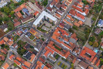 Schrägluftbild von Demo "Frauenbündnis Kandel" vs. "AntiFa/Wir sind Kandel/Omas gegen rechts" im Bundesland Rheinland-Pfalz, Deutschland