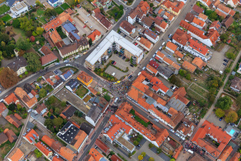 Demo "Frauenbündnis Kandel" vs. "AntiFa/Wir sind Kandel/Omas gegen rechts" im Bundesland Rheinland-Pfalz, Deutschland von oben