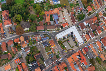 Demo "Frauenbündnis Kandel" vs. "AntiFa/Wir sind Kandel/Omas gegen rechts" im Bundesland Rheinland-Pfalz, Deutschland aus der Luft