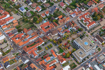 Demo "Frauenbündnis Kandel" vs. "AntiFa/Wir sind Kandel/Omas gegen rechts" im Bundesland Rheinland-Pfalz, Deutschland von oben gesehen