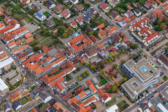 Demo "Frauenbündnis Kandel" vs. "AntiFa/Wir sind Kandel/Omas gegen rechts" im Bundesland Rheinland-Pfalz, Deutschland vom Flugzeug aus