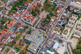 Drohnenaufname von Demo "Frauenbündnis Kandel" vs. "AntiFa/Wir sind Kandel/Omas gegen rechts" im Bundesland Rheinland-Pfalz, Deutschland