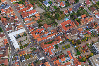 Drohnenbild von Demo "Frauenbündnis Kandel" vs. "AntiFa/Wir sind Kandel/Omas gegen rechts" im Bundesland Rheinland-Pfalz, Deutschland