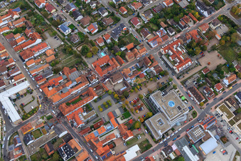 Demo "Frauenbündnis Kandel" vs. "AntiFa/Wir sind Kandel/Omas gegen rechts" im Bundesland Rheinland-Pfalz, Deutschland aus der Drohnenperspektive