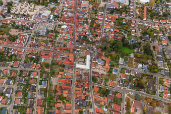 Demo "Frauenbündnis Kandel" vs. "AntiFa/Wir sind Kandel/Omas gegen rechts" im Bundesland Rheinland-Pfalz, Deutschland von der Drohne aus gesehen