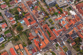 Demo "Frauenbündnis Kandel" vs. "AntiFa/Wir sind Kandel/Omas gegen rechts" im Bundesland Rheinland-Pfalz, Deutschland von oben
