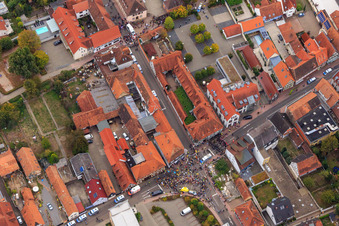 Demo "Frauenbündnis Kandel" vs. "AntiFa/Wir sind Kandel/Omas gegen rechts" im Bundesland Rheinland-Pfalz, Deutschland aus der Luft