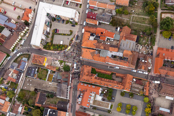 Teilnehmer einer politischen Protest- Demonstration "Frauenbündnis Kandel" vs. "AntiFa/Wir sind Kandel/Omas gegen rechts" in Kandel im Bundesland Rheinland-Pfalz, Deutschland