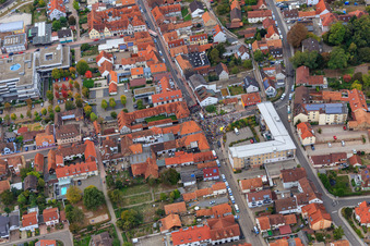 Demo "Frauenbündnis Kandel" vs. "AntiFa/Wir sind Kandel/Omas gegen rechts" im Bundesland Rheinland-Pfalz, Deutschland aus der Drohnenperspektive