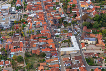 Demo "Frauenbündnis Kandel" vs. "AntiFa/Wir sind Kandel/Omas gegen rechts" im Bundesland Rheinland-Pfalz, Deutschland von einer Drohne aus