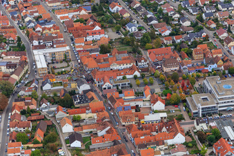 Demo "Frauenbündnis Kandel" vs. "AntiFa/Wir sind Kandel/Omas gegen rechts" im Bundesland Rheinland-Pfalz, Deutschland von einer Drohne aus