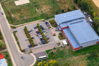 Schrägluftbild von Bienwaldhalle in Kandel im Bundesland Rheinland-Pfalz, Deutschland