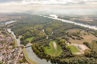Fährstraße zum Rhein im Ortsteil Plittersdorf in Rastatt im Bundesland Baden-Württemberg, Deutschland