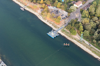 Fahrt eines Fähr- Schiffes Solar-Rheinfähre in Plittersdorf in Rastatt im Bundesland Baden-Württemberg, Deutschland aus der Luft