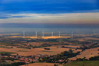 Windpark der EnBW - Windenergieanlage mit 6 Windrädern aus Westen in Freckenfeld im Bundesland Rheinland-Pfalz, Deutschland