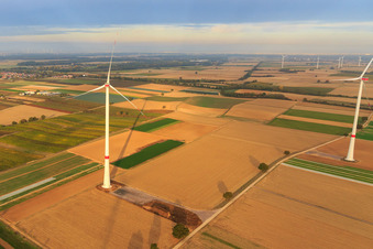 Drohnenbild von Windpark der EnBW - Windenergieanlage mit 6 Windrädern in Freckenfeld im Bundesland Rheinland-Pfalz, Deutschland