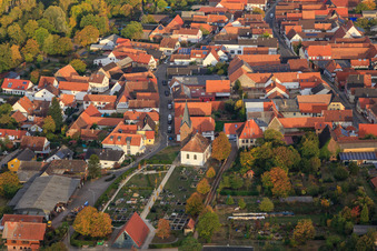 Friedhof und Kirche aus Westen in Winden im Bundesland Rheinland-Pfalz, Deutschland