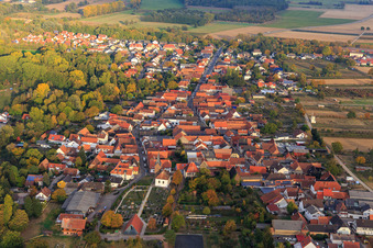 Kirche bis Hauptstraße aus Westen in Winden im Bundesland Rheinland-Pfalz, Deutschland