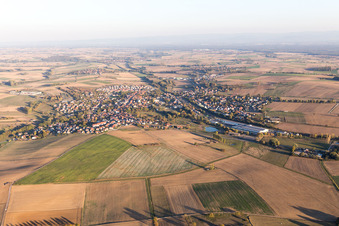 Drohnenaufname von Soultz-sous-Forêts im Bundesland Bas-Rhin, Frankreich