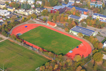 Luftbild von Sportplatz an der ehemaligen Mackensen-Kaserne in Bad Bergzabern im Bundesland Rheinland-Pfalz, Deutschland