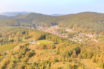 Sportplatz des SV 1946 Dörrenbach Fußballverein und Wohnmobil-Stellplatz Dörrenbach im Bundesland Rheinland-Pfalz, Deutschland aus der Luft