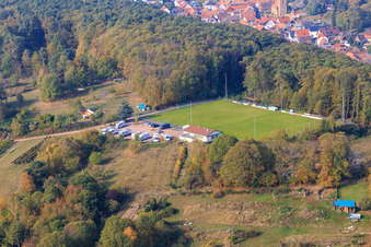 Sportplatz des SV 1946 Dörrenbach Fußballverein und Wohnmobil-Stellplatz Dörrenbach im Bundesland Rheinland-Pfalz, Deutschland von oben gesehen