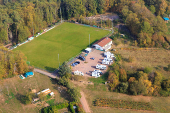 Sportplatz des SV 1946 Dörrenbach Fußballverein und Wohnmobil-Stellplatz Dörrenbach im Bundesland Rheinland-Pfalz, Deutschland vom Flugzeug aus
