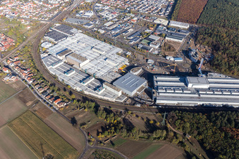 Schrägluftbild von Erweiterungs - Neubau - Baustelle an den Gebäuden und Produktionshallen des Werksgelände der SEW-EURODRIVE GmbH & Co KG in Graben-Neudorf im Bundesland Baden-Württemberg, Deutschland