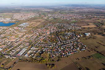 Ortsansicht der Straßen und Häuser der Wohngebiete in Bad Langenbrücken in Bad Schönborn im Bundesland Baden-Württemberg, Deutschland