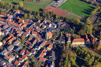Kirche und Sportplatz im Ortsteil Eichtersheim in Angelbachtal im Bundesland Baden-Württemberg, Deutschland