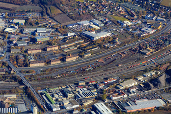 Gewerbegebiet an der Veitshöchheimer Straße mit Außenstelle der Ausländerbehörde (Asyl, humanitäre Aufenthalte) in ehemaligen Kasernen. Preuer GmbH und ARC Auto-Recycling-Center GmbH im Ortsteil Dürrbachtal in Würzburg im Bundesland Bayern, Deutschland