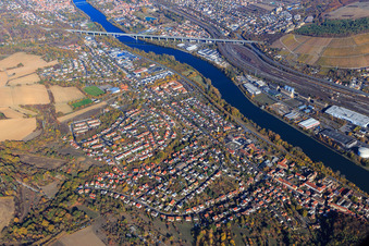 Ortsansicht am Mainufer von Südwesten in Zell am Main im Bundesland Bayern, Deutschland