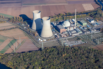 Luftbild von Reaktorblöcke, Kühlturmbauwerke und Anlagen des AKW - KKW Atomkraftwerk - Kernkraftwerk Grafenrheinfeld KKG in Grafenrheinfeld im Bundesland Bayern, Deutschland