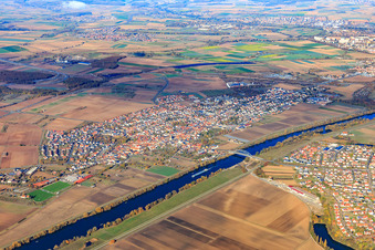 Ortsansicht am Mainufer von Süden in Bergrheinfeld im Bundesland Bayern, Deutschland