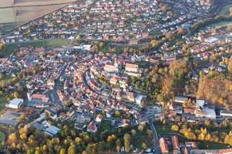 Luftbild von Ortsansicht der Straßen und Häuser der Wohngebiete in Arnstein im Bundesland Bayern, Deutschland